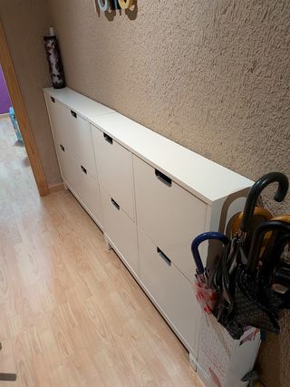 Zapatero blanco y multicolor