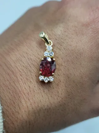 Colgante de oro 18kt con brillantes.