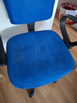 Sillón de oficina azul y negro