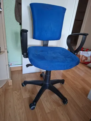 Sillón de oficina azul y negro