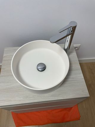 Mueble de baño Roca con pica y grifo