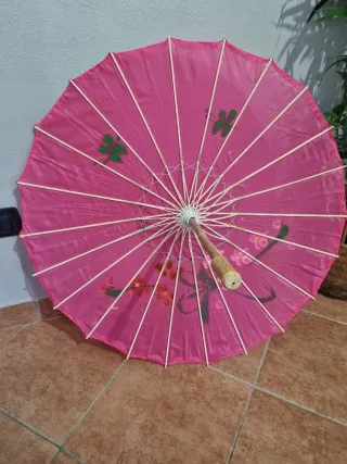 Ombrello orientale rosa con decorazioni
