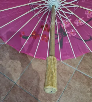 Ombrello orientale rosa con decorazioni