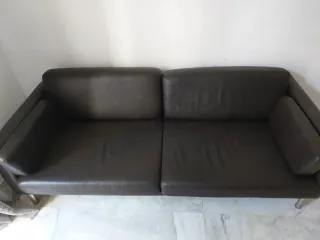 Sofá de piel marrón