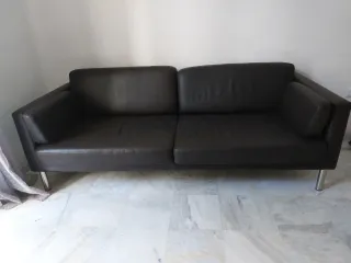 Sofá de piel marrón