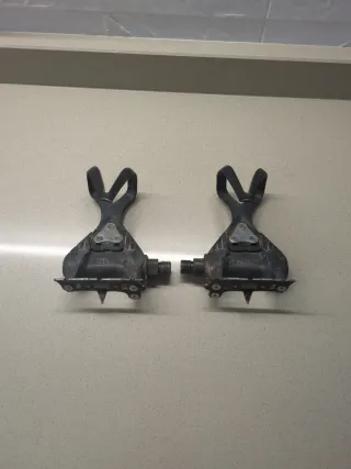 Pedales de bicicleta con calapies (rastrales)