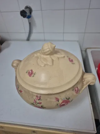 Sopera antigua de cerámica con flores