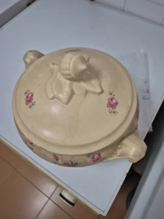 Sopera antigua de cerámica con flores