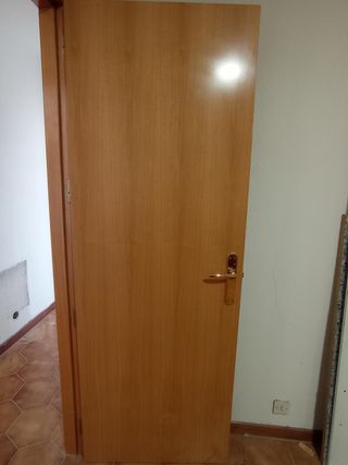 Puerta madera maciza con manilla dorada