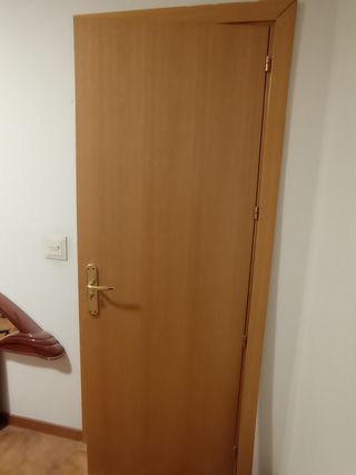 Puerta madera maciza con manilla dorada