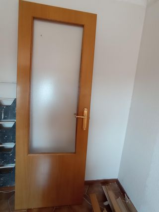 Puerta madera maciza con manilla dorada