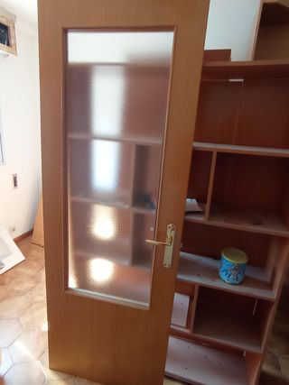 Puerta madera maciza con manilla dorada