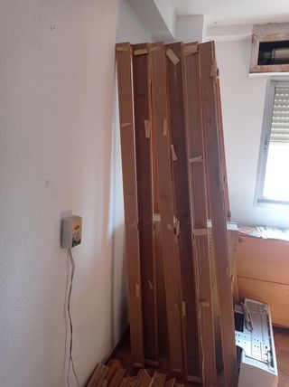 Puerta madera maciza con manilla dorada