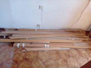 Puerta madera maciza con manilla dorada