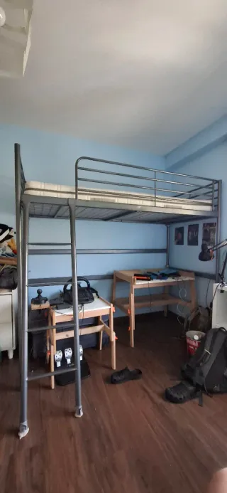 Litera alta metálica.