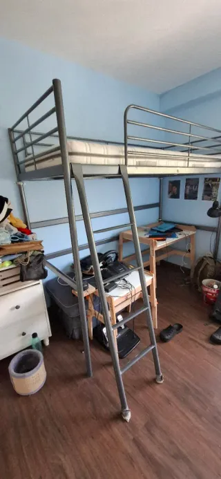 Litera alta metálica.