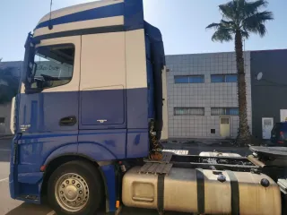 • Mercedes-Benz Actros MP4 BigSpace 1845 •