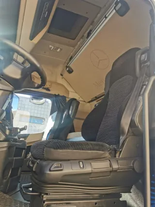 • Mercedes-Benz Actros MP4 BigSpace 1845 •