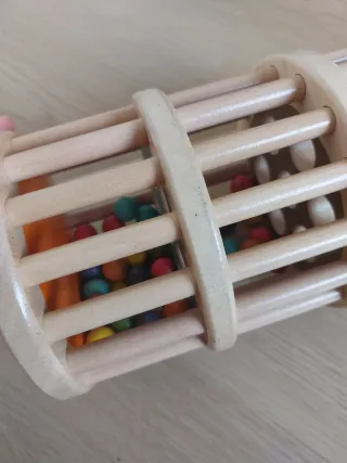 Rotari de madera con bolas de colores
