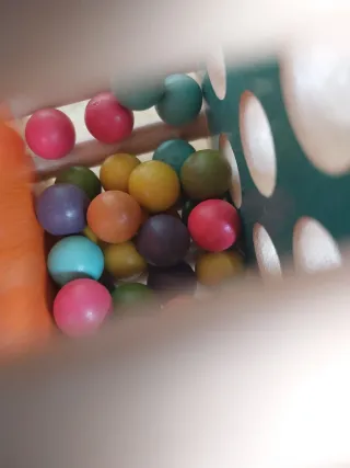 Rotari de madera con bolas de colores