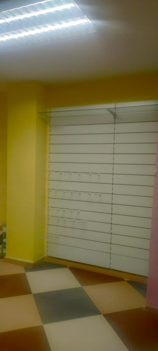 Mostrador y estanterías para tienda