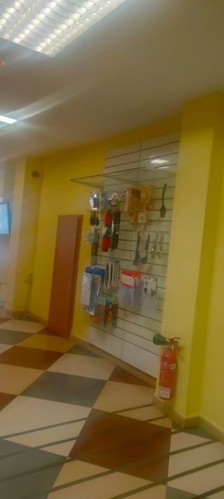 Mostrador y estanterías para tienda