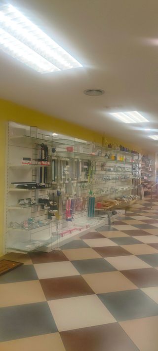 Mostrador y estanterías para tienda