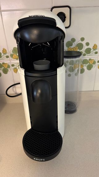 Cafetera Nespresso Krups Blanca y negra