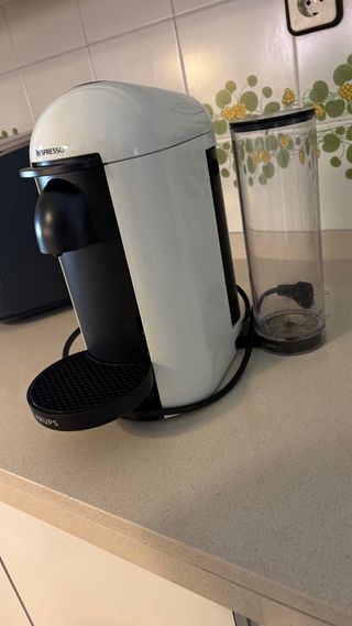 Cafetera Nespresso Krups Blanca y negra