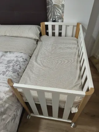 Cuna colecho blanca y madera + colchones coco