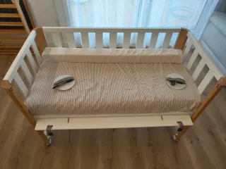Cuna colecho blanca y madera + colchones coco
