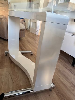 Mesa de salón de cristal y metal