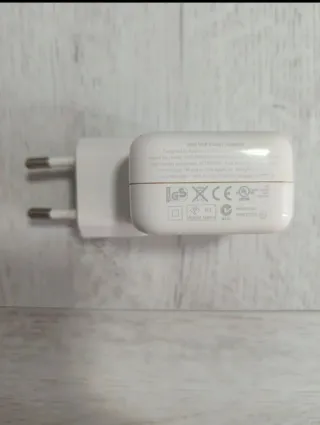 Funda iPod Touch y Cargador Original