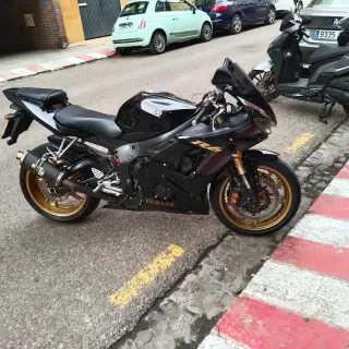 Yamaha YZF R6 Negra y Dorada