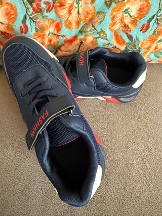 Deportivos niño azul y rojo