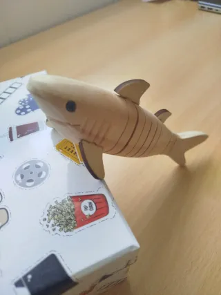 Figura de madera de tiburón hecha a mano