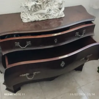Mueble vintage de madera con detalles dorados