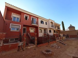 Casa adosada en venta en Tomelloso