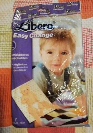 Cambiador de viaje azul y de lunares