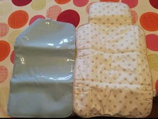 Cambiador de viaje azul y de lunares