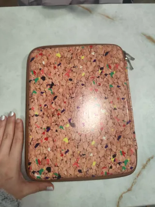 Funda para tablet con diseño de corcho