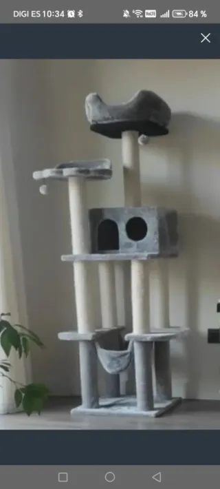 Árbol rascador para gatos gris