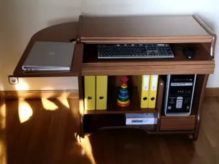 Escritorio multifuncional con ruedas