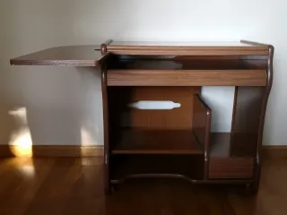 Escritorio multifuncional con ruedas