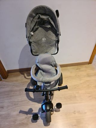 Triciclo gris con capota