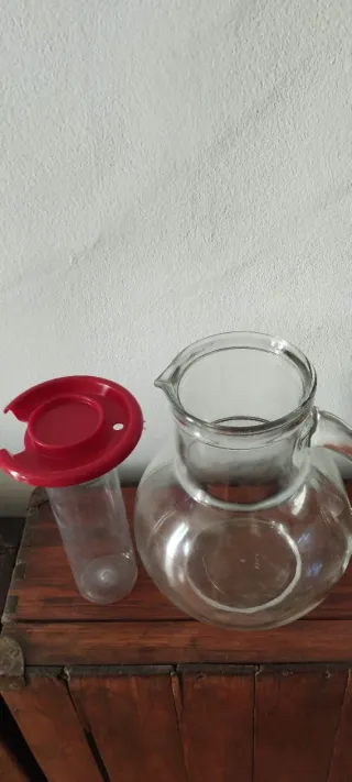 Jarra de cristal con tapa roja