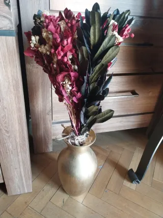 Jarrón dorado de cristal  con ramo de flores secas