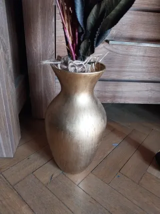 Jarrón dorado de cristal  con ramo de flores secas