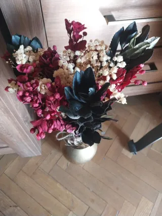 Jarrón dorado de cristal  con ramo de flores secas