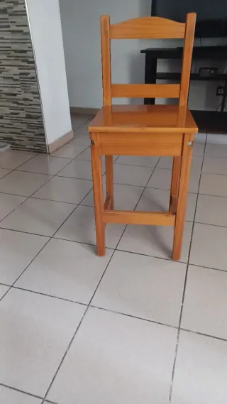 Silla de madera marrón